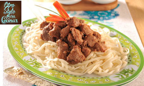 CERDO CON TALLARINES