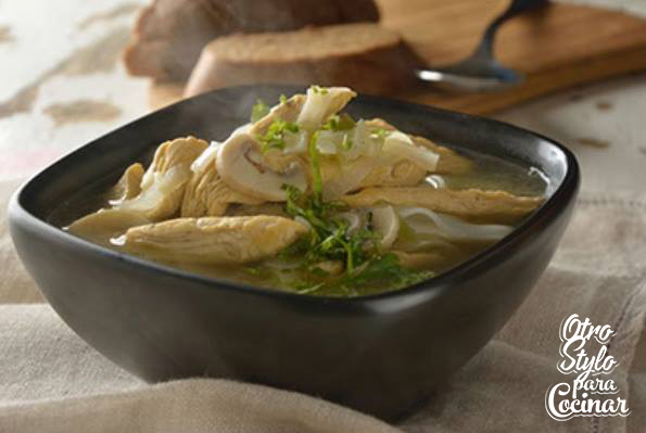 SOPA DE TALLARINES DE ARROZ